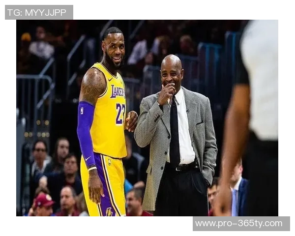 老詹赛季首秀助攻12次投射传球轻松自如能打到45岁吗